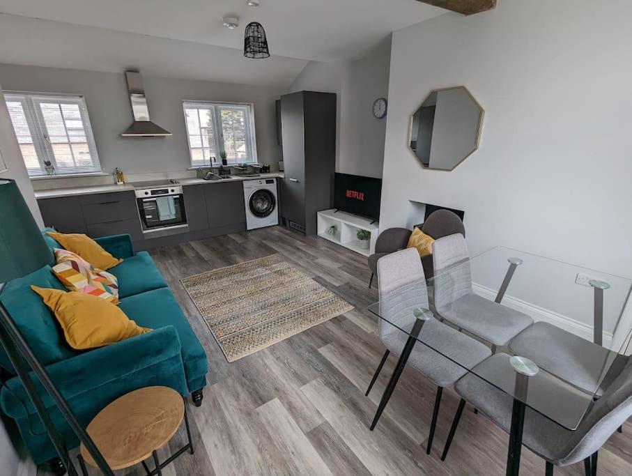 31 High Street - Modern & Stylish 2-Bed Apartment - Inc Parking Husbands Bosworth ภายนอก รูปภาพ