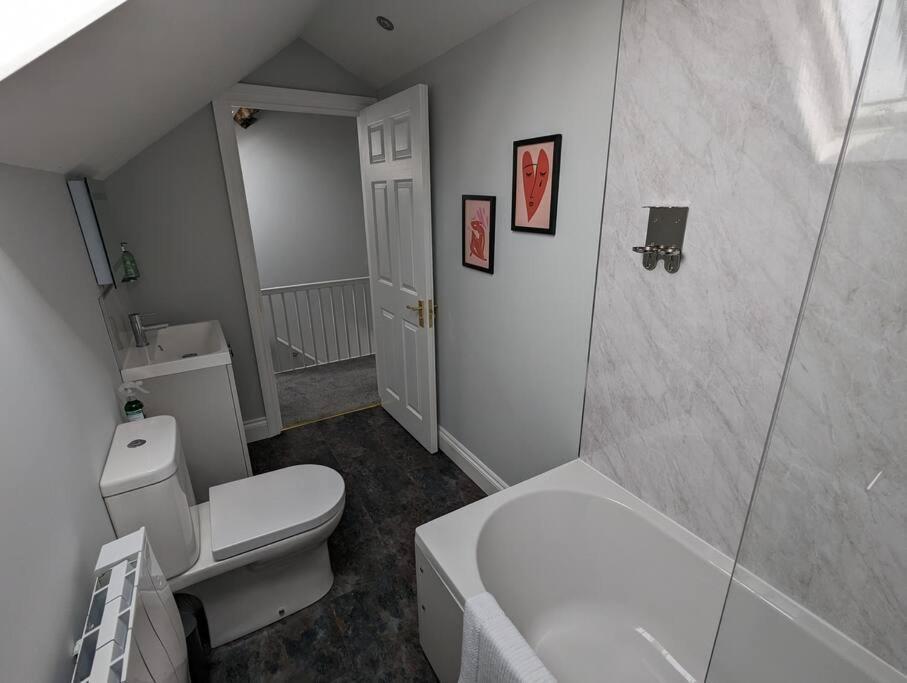 31 High Street - Modern & Stylish 2-Bed Apartment - Inc Parking Husbands Bosworth ภายนอก รูปภาพ