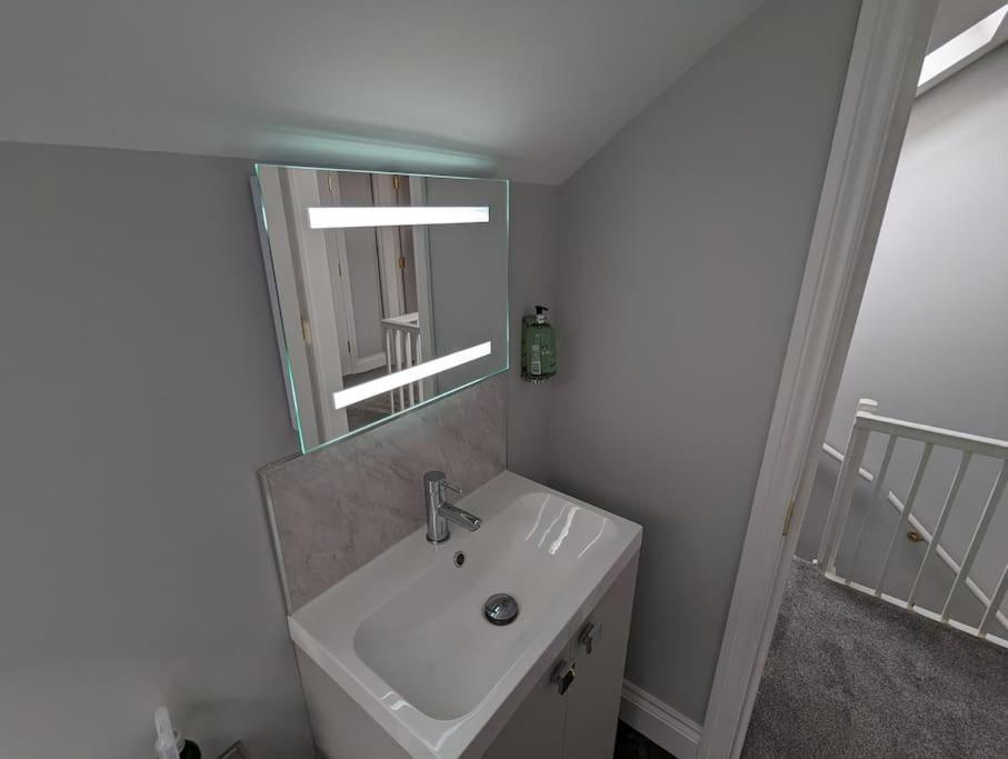 31 High Street - Modern & Stylish 2-Bed Apartment - Inc Parking Husbands Bosworth ภายนอก รูปภาพ