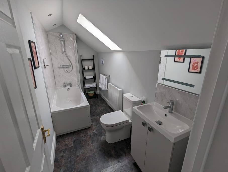 31 High Street - Modern & Stylish 2-Bed Apartment - Inc Parking Husbands Bosworth ภายนอก รูปภาพ